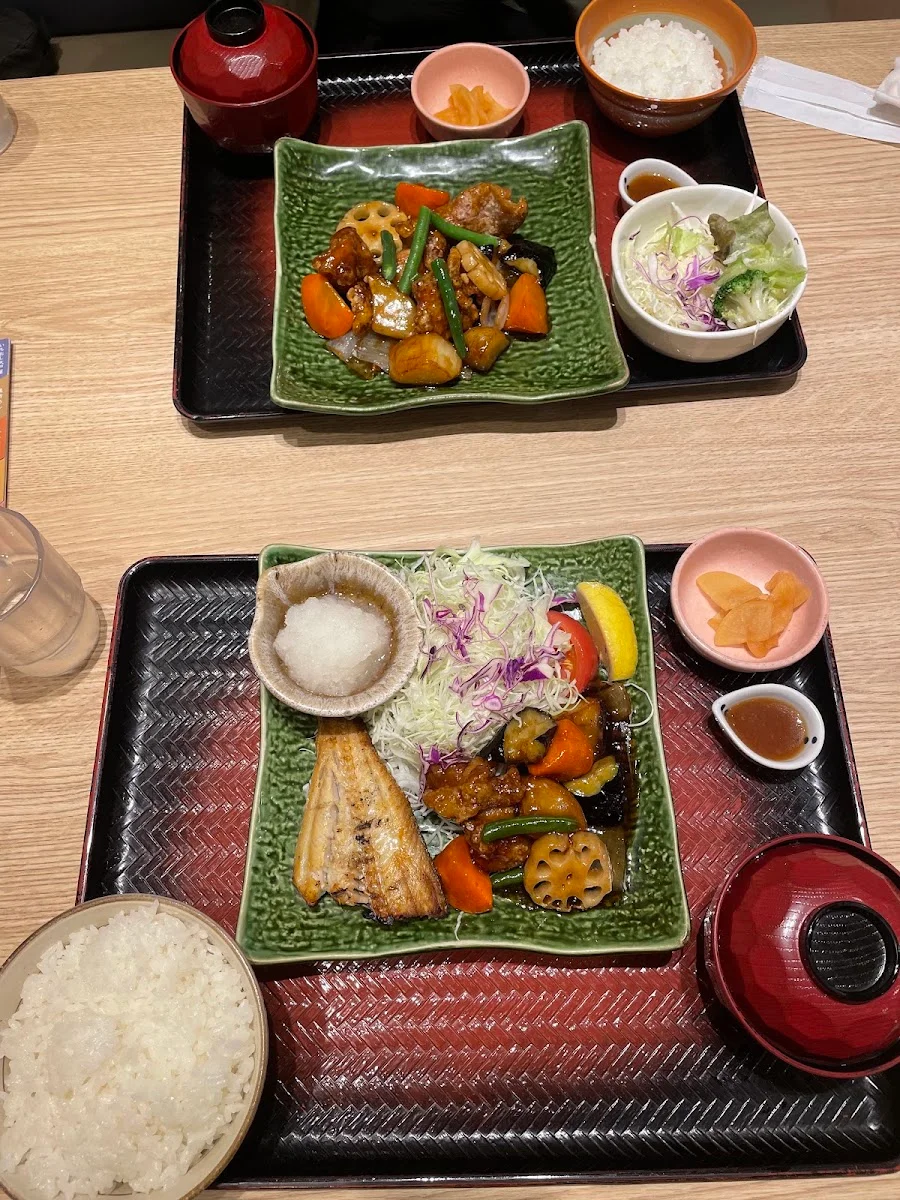 大戸屋ごはん処 銀座三越前店 · 8